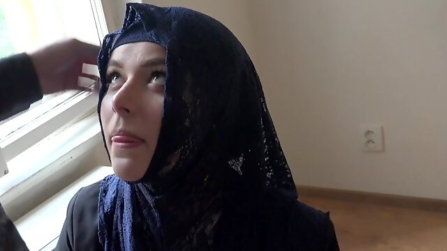 Rich muslim lady Nikky Dream wants to buy apartments in Prague