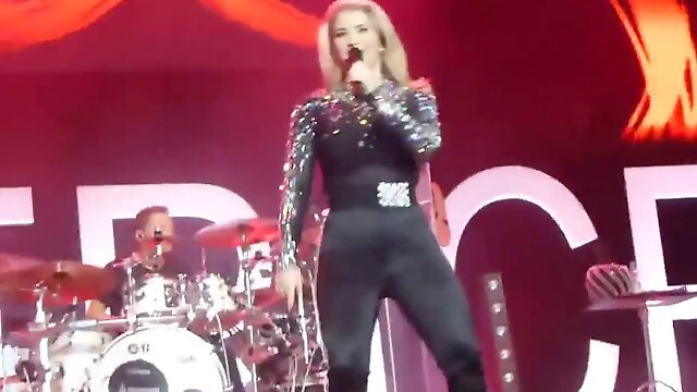 La cantante svizzera Beatrice Egli figa cameltoe