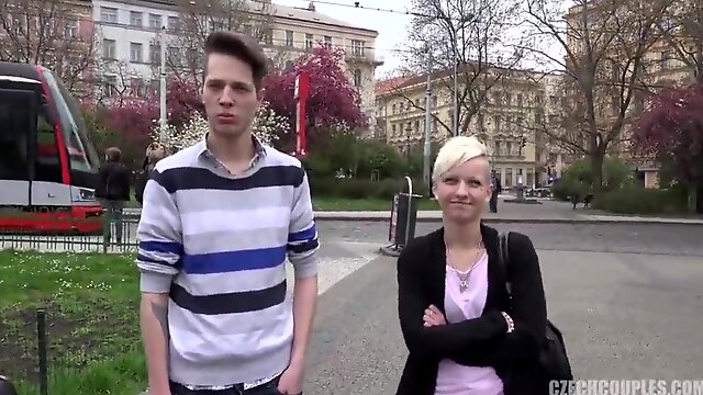 Un couple slovaque baise pour de l'argent