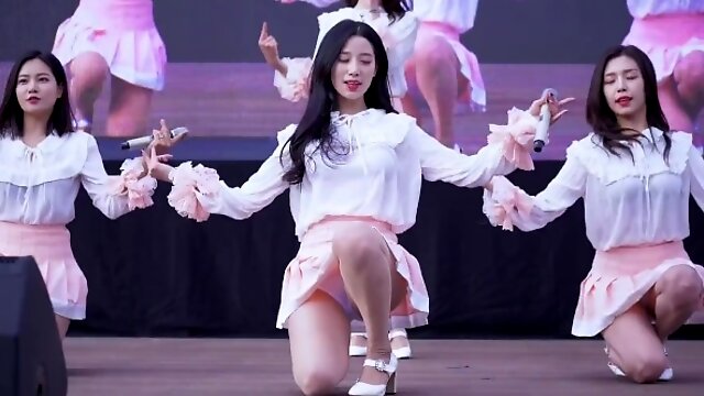 Korean beauties dance
