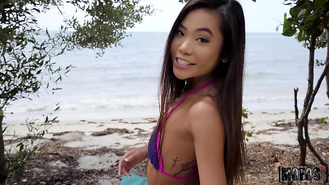 Pleasing a hard strangers cock on the beach is amazing for Vina Sky