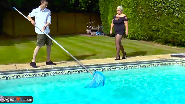 Mature cougar lady is trying hardcore sex and blowjob with poolboy