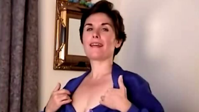 Mature brunette shows off her flabby tits and bushy cunt