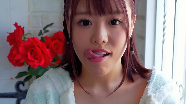 Japanese Babe Mao Hamasaki Displaying Her Delicous Long Tongue