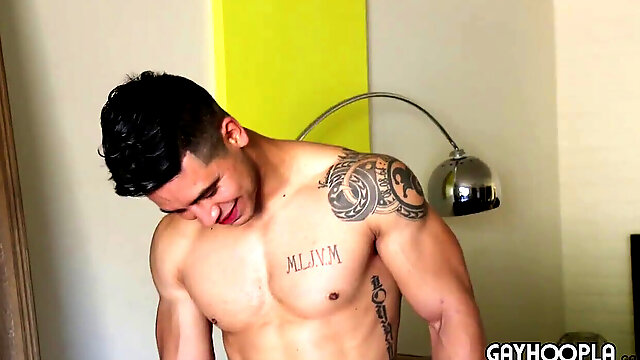 Latino Gay Muscle Solo