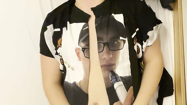 GeiloBoyzp ripped his shirts and play with the luci shirt