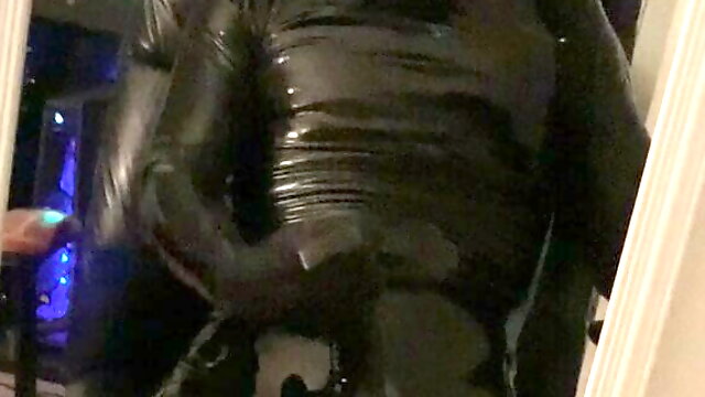 FULL LATEX MASTURBATE WITH HUGE CUMSHOT
