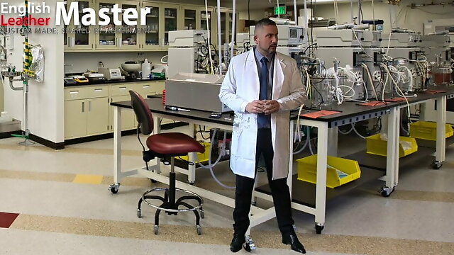 Mad scientist grows & crushes a city with huge feet PREVIEW