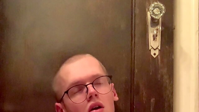 Jock is jerking of with an NJoy Wand in his ass