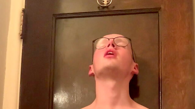 Muscle jock jerking of with a dildo in his ass