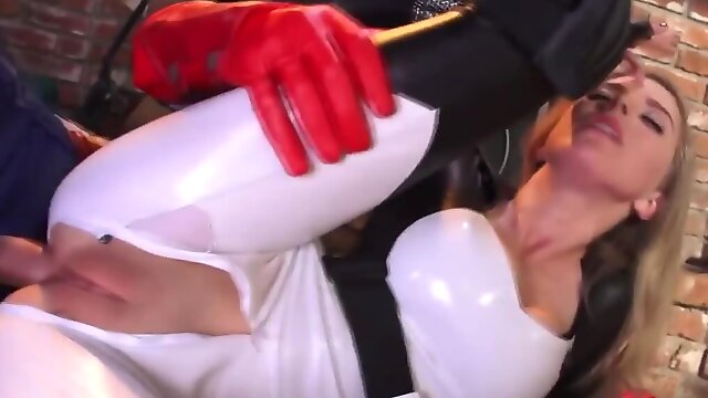 Female Avenger in latex and X-Man collaborate in the porn video