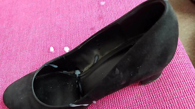 Cum on girlfriend's heel