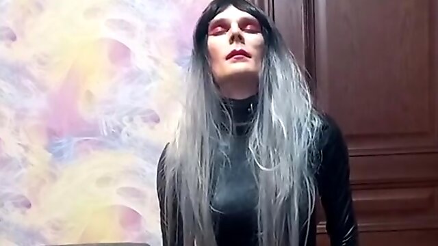 Sissy Pees, Crossdresser