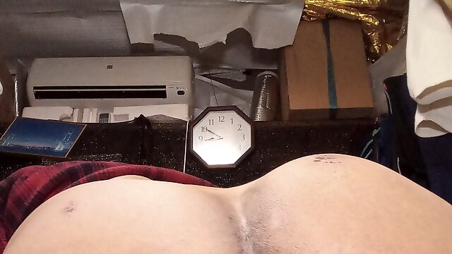 Osiri tikubi   Put a huge cucumber in the hole in your butt