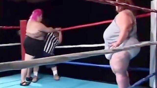 Sindee Williams In Fat Midget Girl Is Shoving A Dildo In Lesbian Midgets Pussy