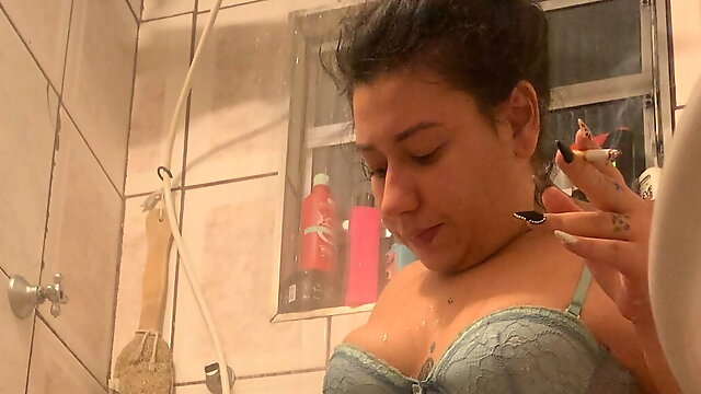 I put a hidden camera to film my cousin's bath