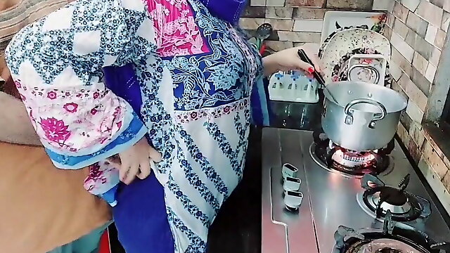 Cooking Fuck, Pakistani Aunty