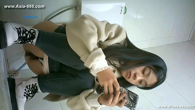 Chinese girls go to toilet.***