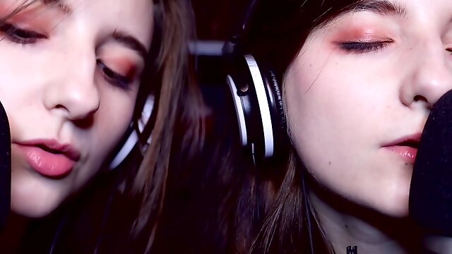 Lesbian Twins, Lesbian Webcam Kissing