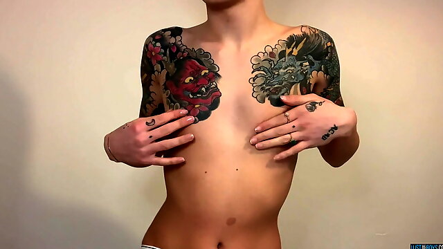 Tattooed feminine twink Ryo Foxx masturbates solo and cums