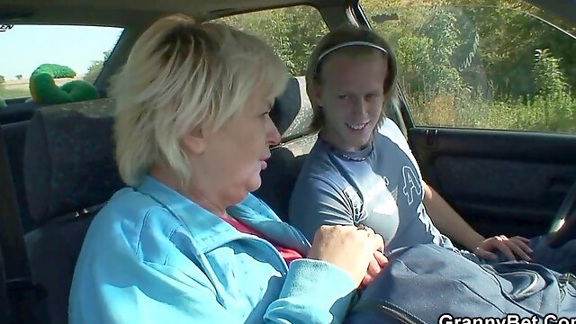 Hitchhiking light-haired granny picked up and doggy-fucked roadsid