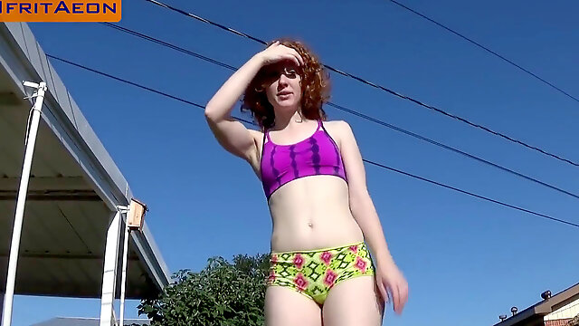 Sexy big ass warm redhead mummy in tight too short mini short doing cowers !