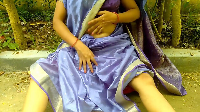 Bhabhi finger-tickling muff and splooging on Backyard in Home भाभी ने चूत में ऊँगली डालकर पानी निकाला