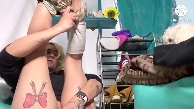 Mummy toying with herself then husband fucked her in the bum!