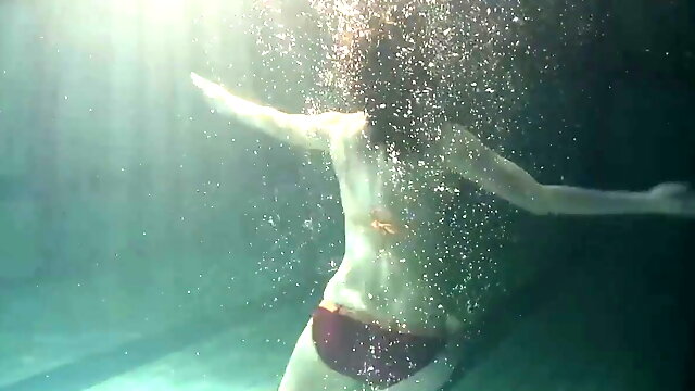 Siskina and Polcharova strip nude underwater