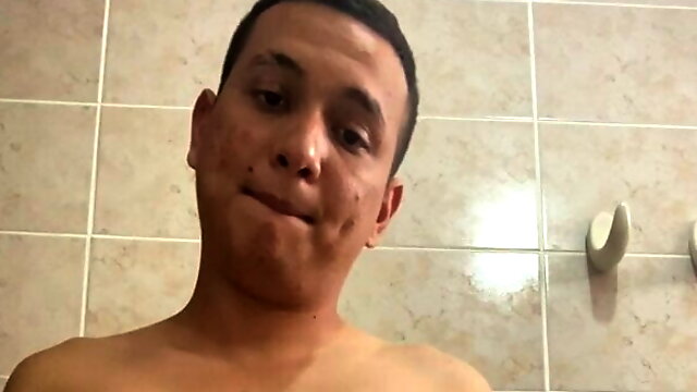 JUGANDO AL HELICOPTERO CON EL PENE 