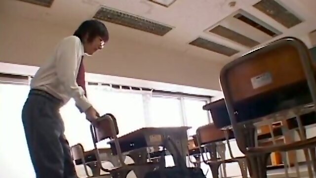 Sexy Japanese teacher knows how to arouse her horny students