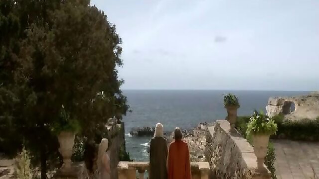 Emilia Clarkes naked ass exposed on the Game Of Thrones
