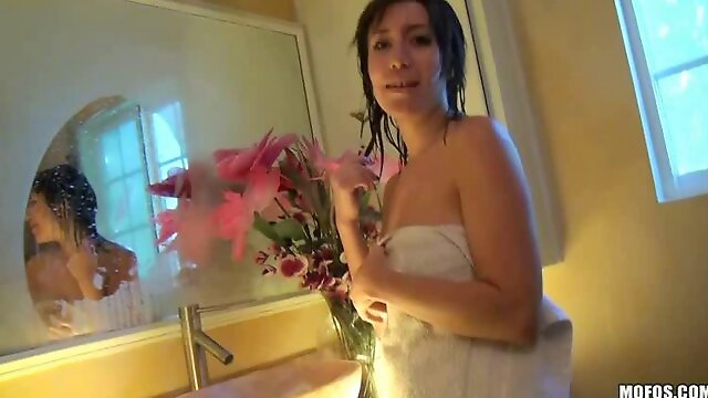 Girl unaware shes filmed while showering