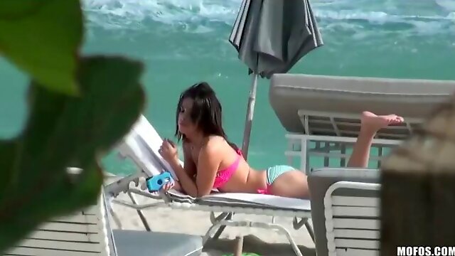 Dude films his friends teen sis on beach