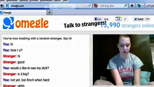 Verlegen tiener met grote parmantige tieten flitst met haar vriend op Omegle cam