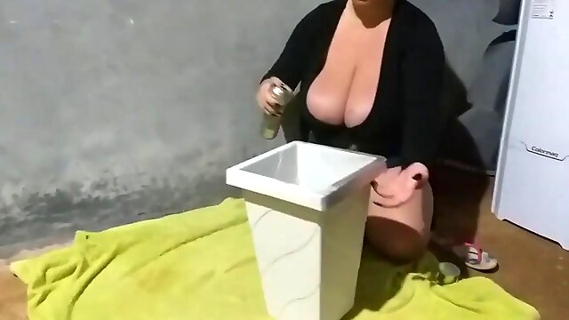 Youtuber Gleice Leitinynho - Hot cleavage and upskirt pantie