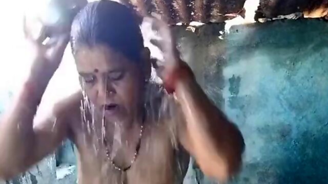 Desi aunty bathing