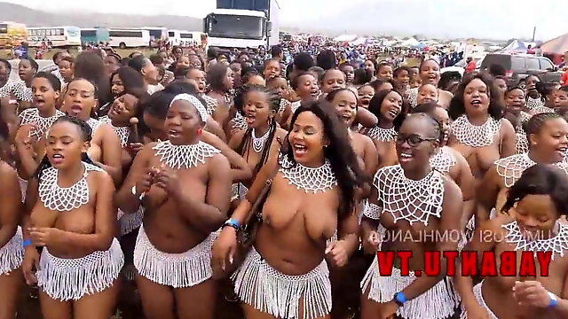 Грудастые топлесс южноафриканские зулусские девушки во время Reed Rance