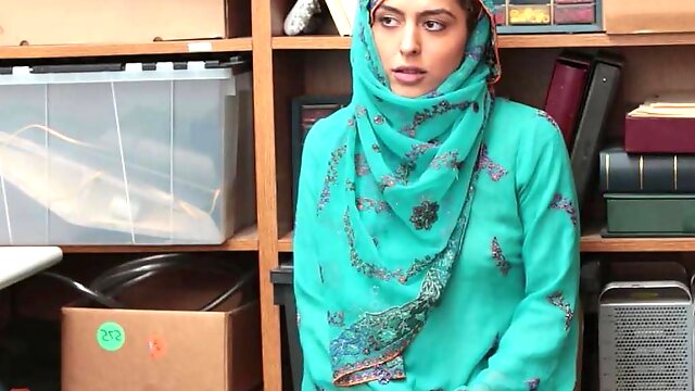 Shoplyfter - Heißer muslimischer Teenager erwischt und belästigt