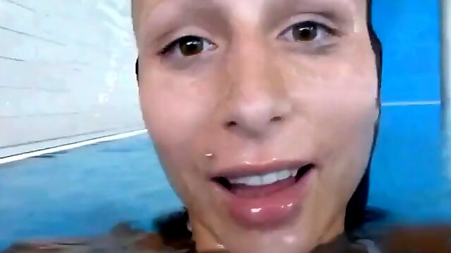 Fuck and suck in the pool