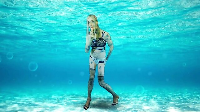 Crossdresser Dance, Underwater