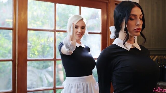 Azul Hermosa and Kendra Sunderland licking passionately in bed