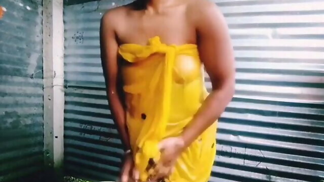 Aapki Nisha Bhabhi hot ass  petticoat bathing