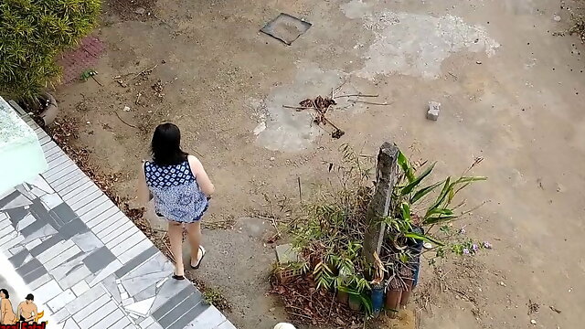 Wife answer delivery man without pants
