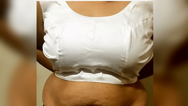 Sexy Indian Sister in Law shows her juicy navel button