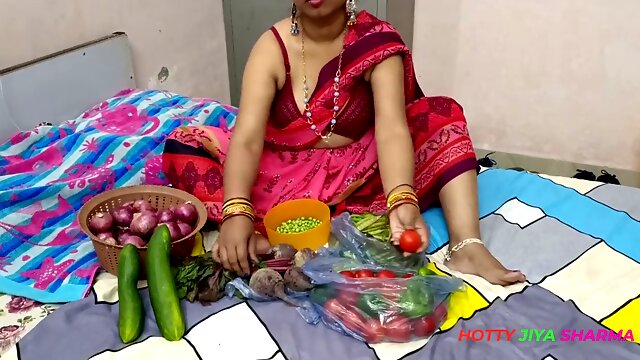 Xxx Bhojpuri Bhabhi, while selling vegetables, showcasing off her ginormous nipples, got chuckled by the customer!