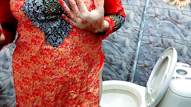 Desi Beautifull Mom Shaving Pussy And Armpits On Eid And Pissing In Bathroom