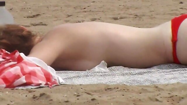 Beach MILF hot voyeur video