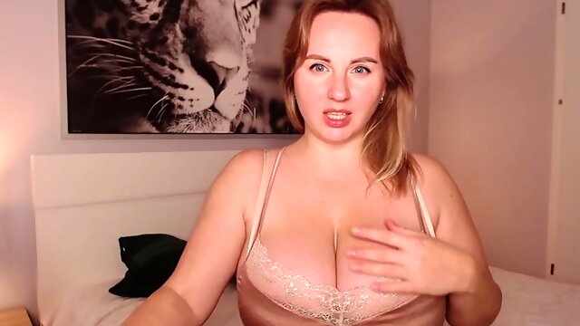 Chubby Russian babe shows off her juicy curves and jerks off her pussy