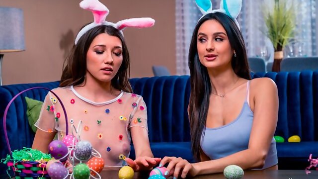 Eliza Ibarra and Maya Woulfe are kissing and fucking in the bedroom